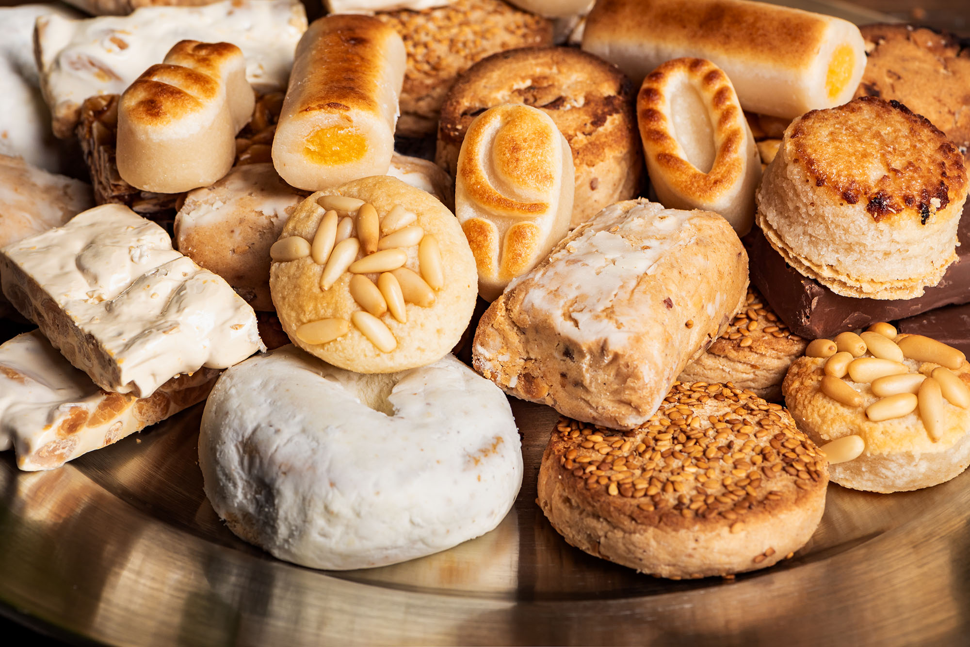 Keyaniyan Unternehmen Backwaren fertiges Backwerk auf Teller, Marzipan, Gebäck, Krapfen