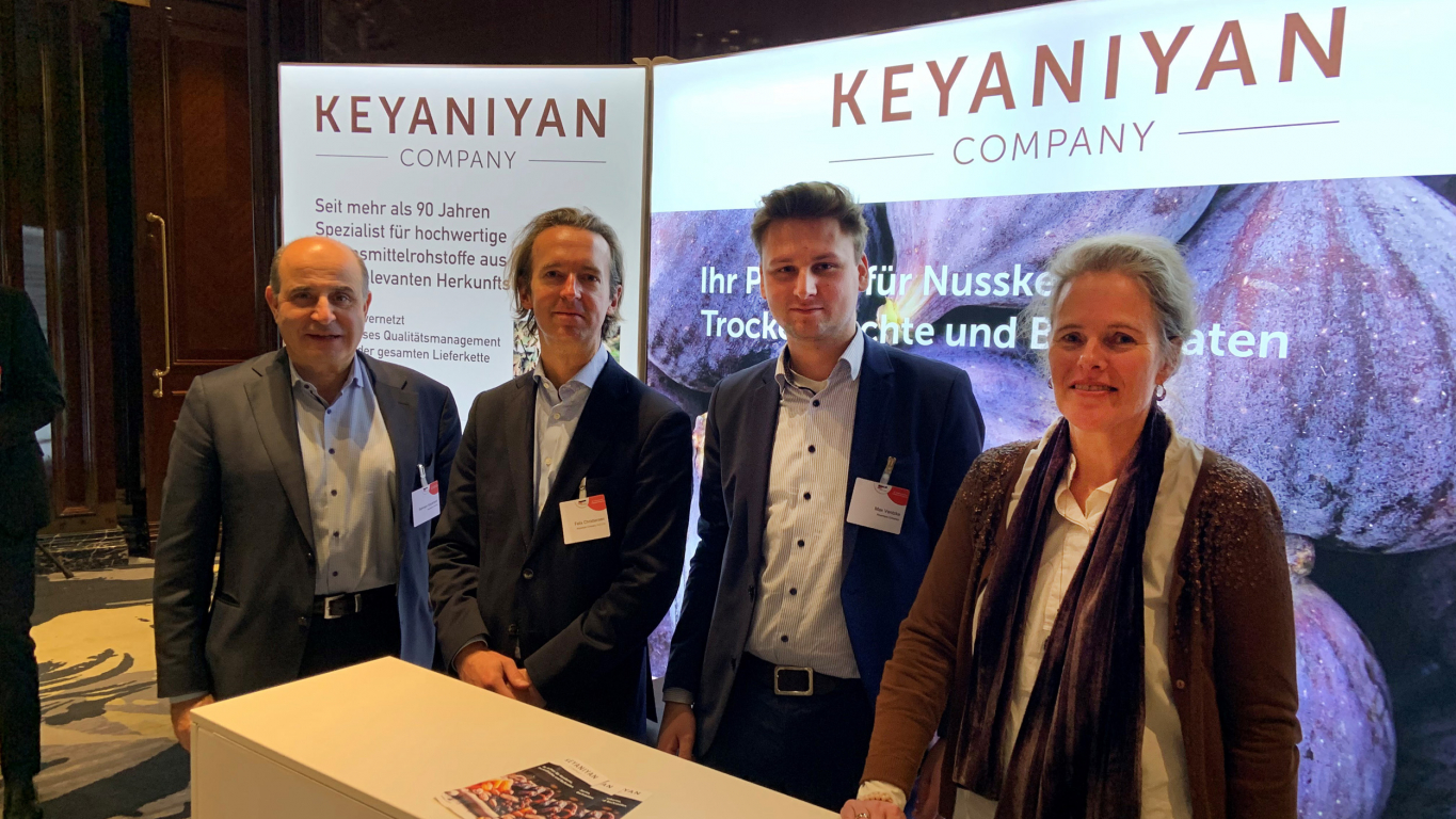 Stand mit Mitarbeitern von Keyanian